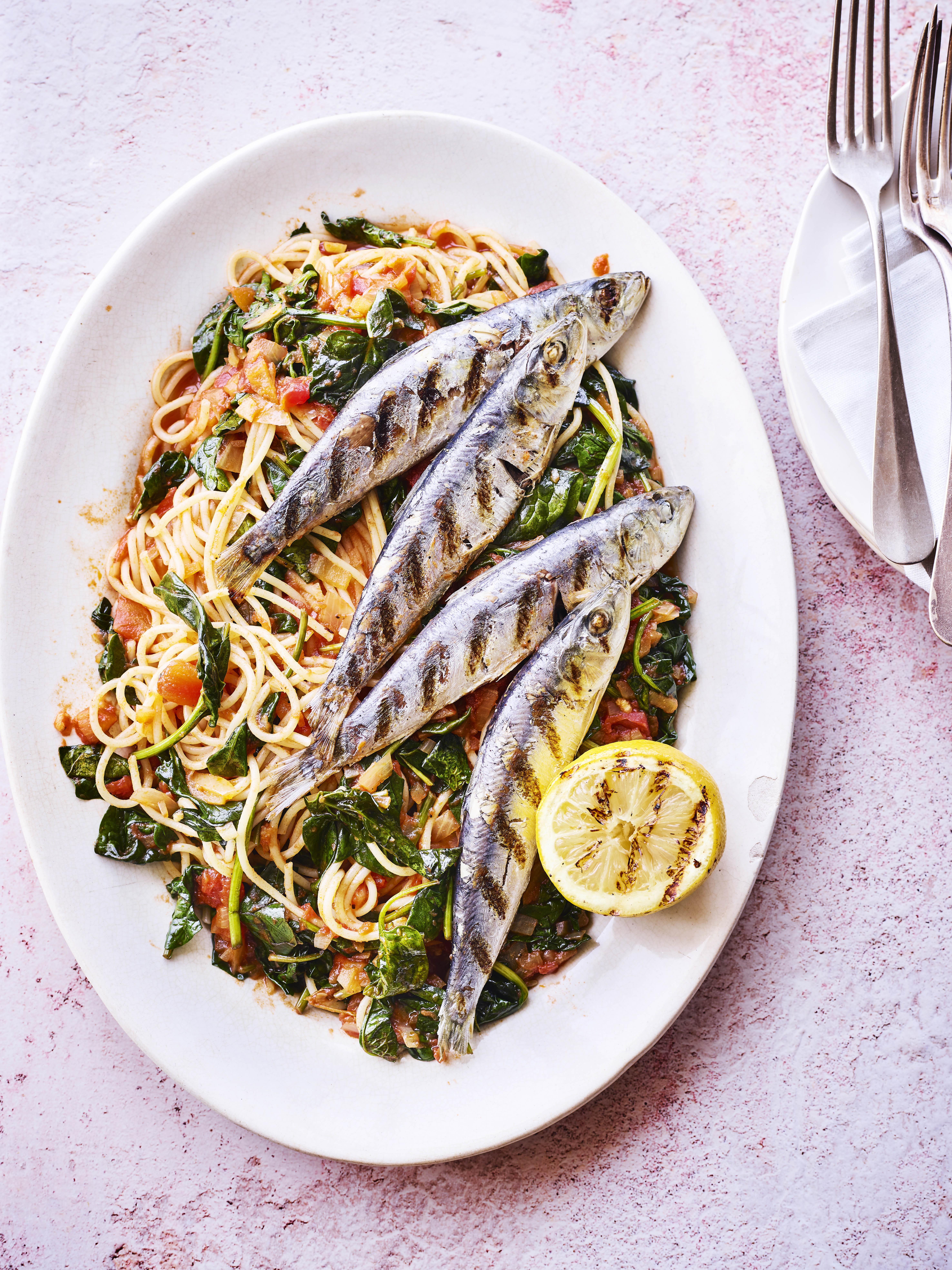 Pasta met tomatensaus en gegrilde sardines
